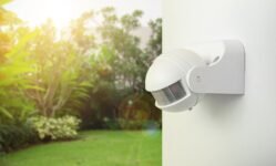 Garza – Detector de movimiento por infrarrojos orientable para interior y exterior, Protección IP44, tiempo y brillo regulables, Ángulo de detección 180°, Blanco
