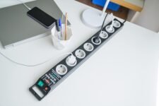 Brennenstuhl Regleta Súper Sólida con 8 Tomas y Protección contra Sobretensiones de hasta 13.500 A (con Cable de 2,5 m e Interruptor, Regleta de Policarbonato irrompible) Negro/Gris