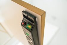 Brennenstuhl Regleta Súper Sólida con 8 Tomas y Protección contra Sobretensiones de hasta 13.500 A (con Cable de 2,5 m e Interruptor, Regleta de Policarbonato irrompible) Negro/Gris