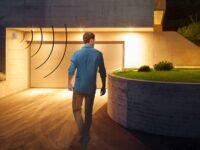 SCS Sentinel – HCN0043 – Detector de movimiento para iluminación exterior – Detección de distancia de 12 m en campo libre – Ángulo de 180° – IP44 – Sensor de luz