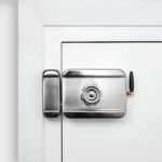 Cerradura de Seguridad Invisible con Mando a Distancia – para Puerta Exterior o Interior con 4 Mandos Antirrobo y Anti-Okupa – Negra