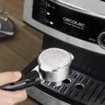 Cecotec Cafetera Express Manual Power Espresso 20. 850 W, Presión 20 Bares, Depósito de 1,6L, Doble Brazo de Salida, Vaporera, Superficie Calientatazas, Acabado en Acero Inoxidable