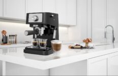 De’Longhi Stilosa Premium EC260.BK Cafetera de bomba con 15 bar de presión, 1100 W, 1 L, Negro/Plata