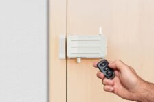 ARREGUI CI10B-E Cerradura de Puerta de Seguridad Invisible con 4 Mandos a Distancia, Antirrobo, Antigolpes, Cerradura Electrónica, Cerradura Inalámbrica, Cerrojo Interior, Blanco