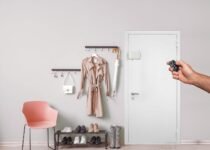 ARREGUI CI10B-E Cerradura de Puerta de Seguridad Invisible con 4 Mandos a Distancia, Antirrobo, Antigolpes, Cerradura Electrónica, Cerradura Inalámbrica, Cerrojo Interior, Blanco