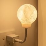 Luz Nocturna LED Enchufe de Pared con Control por Voz – Lámpara Luna – Luz Decorativa 3 Colores Regulable para Baño, Cocina, Salón, Dormitorio, Garaje, Hogar