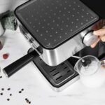 Cecotec Power Espresso 20 Matic. 850 W, 20 Bares, 1.5L, Doble Brazo de Salida, Vaporizador, Calentador de Tazas, Controles Digitales, Acabado en Acero Inoxidable, Negro/Plata