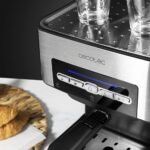 Cecotec Power Espresso 20 Matic. 850 W, 20 Bares, 1.5L, Doble Brazo de Salida, Vaporizador, Calentador de Tazas, Controles Digitales, Acabado en Acero Inoxidable, Negro/Plata