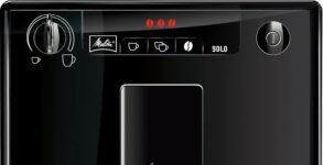 Melitta, Solo E950-222, Cafetera Superautomática con Molinillo, 15 Barras, Café Espresso en Grano, Limpieza Automática, Personalizable, Negro Puro