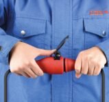 Electraline 55082, Enchufe Schuko Profesional, Protección IP54, con Tornillo de Retención para Fácil Cableado, Rojo/Negro