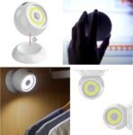 EMOS – Luz nocturna LED con sensor – LED COB en blanco frío, funciona con pilas (3 x AAA) – Soporte magnético para una fácil orientación – 3 modos: AUTO/ON/OFF – Alcance de 15 m, duración de 30 s