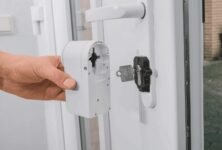 eqiva Cierrapuertas Inteligente Bluetooth, Blanco, 142950A0, 5,5 x 5 x 11,5 cm