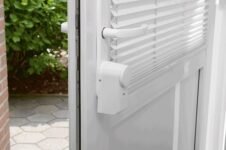 eqiva Cierrapuertas Inteligente Bluetooth, Blanco, 142950A0, 5,5 x 5 x 11,5 cm