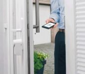 eqiva Cierrapuertas Inteligente Bluetooth, Blanco, 142950A0, 5,5 x 5 x 11,5 cm