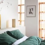 Altavoz Bang & Olufsen Beosound Emerge delgado y compacto diseñado para colocar en una estantería con Bluetooth, WiFi y sonido ultraancho, certificación Cradle to Cradle Gold Tone