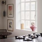 Altavoz Bang & Olufsen Beosound Emerge delgado y compacto diseñado para colocar en una estantería con Bluetooth, WiFi y sonido ultraancho, certificación Cradle to Cradle Gold Tone