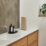Altavoz Bang & Olufsen Beosound Emerge delgado y compacto diseñado para colocar en una estantería con Bluetooth, WiFi y sonido ultraancho, certificación Cradle to Cradle Gold Tone
