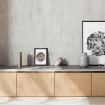 Altavoz Bang & Olufsen Beosound Emerge delgado y compacto diseñado para colocar en una estantería con Bluetooth, WiFi y sonido ultraancho, certificación Cradle to Cradle Gold Tone