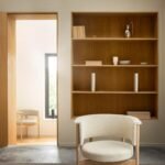 Altavoz Bang & Olufsen Beosound Emerge delgado y compacto diseñado para colocar en una estantería con Bluetooth, WiFi y sonido ultraancho, certificación Cradle to Cradle Gold Tone