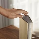 Altavoz Bang & Olufsen Beosound Emerge delgado y compacto diseñado para colocar en una estantería con Bluetooth, WiFi y sonido ultraancho, certificación Cradle to Cradle Gold Tone