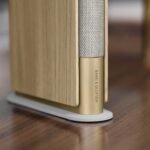 Altavoz Bang & Olufsen Beosound Emerge delgado y compacto diseñado para colocar en una estantería con Bluetooth, WiFi y sonido ultraancho, certificación Cradle to Cradle Gold Tone