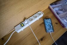 Brennenstuhl Regleta Comfort Line con 4 enchufes para montaje (cable de 2 m, interruptor iluminado, montable, enchufe plano) blanco