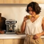 Cecotec Cafetera Express Barista Power Espresso 20 Barista Mini. 1465 W, 20 Bares, Manómetro y ThermoblocK, Vaporizador Orientable y Brazo con Doble Salida, 1,8 L de Capacidad