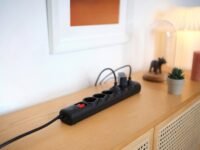 Trust Regleta de 6 Tomas con Protección contra Sobretensiones, Thief con 6 Tomas Protegidas, Cable de 1,8 Metros, Enchufes Multiplicadores, Negro