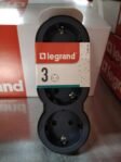 LEGRAND Adaptadores 2P+T, 3 Bases/Tomas Frontales, Horizontal, Plug Thief, Negro/Gris Oscuro 694519