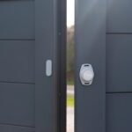 Abridor inteligente Yale para puerta exterior – 05/102310/BW – Abridores de puerta habilitados para Wi-Fi – Apertura automática – Control remoto – Acceso compartido – Fácil instalación
