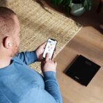 Báscula de baño inteligente OMRON HN300T2 Intelli IT con Bluetooth para peso corporal e IMC, aplicación para smartphone para seguimiento del progreso