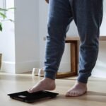 Báscula de baño inteligente OMRON HN300T2 Intelli IT con Bluetooth para peso corporal e IMC, aplicación para smartphone para seguimiento del progreso