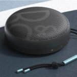 Bang & Olufsen Beosound A1 (2ª Generación) – Altavoz Bluetooth Portátil Resistente al Agua IP67, Sonido 360º, Hasta 18 Horas de Batería, Altavoz Compacto con Alexa y Manos Libres – Oxígeno