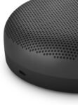 Bang & Olufsen Beosound A1 (2ª Generación) – Altavoz Bluetooth Portátil Resistente al Agua IP67, Sonido 360º, Hasta 18 Horas de Batería, Altavoz Compacto con Alexa y Manos Libres – Oxígeno