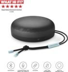 Bang & Olufsen Beosound A1 (2ª Generación) – Altavoz Bluetooth Portátil Resistente al Agua IP67, Sonido 360º, Hasta 18 Horas de Batería, Altavoz Compacto con Alexa y Manos Libres – Oxígeno