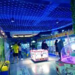 Red de luces LED navideñas con 8 modos, luces de malla conectables, decoraciones exteriores impermeables, luces de cadena para árboles de Navidad, arbustos y jardín (2m x 2m 144led, azul)
