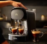 Philips L’Or Barista Original Cafetera de Cápsulas Espresso, 19 Bares de Presión, Cápsula Simple y Doble, Doble Salida para 1 o 2 Tazas, Incluye Kit de Degustación, Negra (LM8012/60)