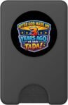 Después de Que Dios me Hizo 3 Hace años Dijo Tada 3er Cumpleaños Diversión PopSockets PopWallet para MagSafe