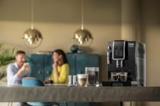 De’Longhi Dinamica ECAM Cafetera totalmente automática con espumador de leche, función de 2 tazas, color negro