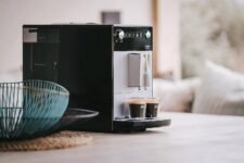 Melitta Purista F230-101, Cafetera Automática con Molinillo Silencioso, 15 Barras, Café en Grano, Limpieza Automática, Personalizable, Plata