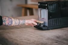 Melitta Purista F230-101, Cafetera Automática con Molinillo Silencioso, 15 Barras, Café en Grano, Limpieza Automática, Personalizable, Plata