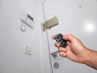 ARREGUI CI10D-AL Cerradura de Seguridad Invisible para Puerta con Alarma Sonora | 4 controles remotos | Antirrobo, Anti-Smash | Cerradura Electrónica | Cerradura interior inalámbrica | Oro
