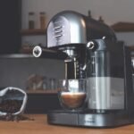 Cecotec Cafetera Semiautomática Power Instant-ccino 20 Chic Serie Nera. para café molido y cápsulas, 20 Bares, Depósito de leche 1 ml, Depósito de agua 1,7L, 1470W