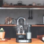 Cecotec Cafetera Semiautomática Power Instant-ccino 20 Chic Serie Nera. para café molido y cápsulas, 20 Bares, Depósito de leche 1 ml, Depósito de agua 1,7L, 1470W