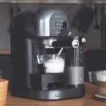 Cecotec Cafetera Semiautomática Power Instant-ccino 20 Chic Serie Nera. para café molido y cápsulas, 20 Bares, Depósito de leche 1 ml, Depósito de agua 1,7L, 1470W