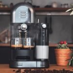 Cecotec Cafetera Semiautomática Power Instant-ccino 20 Chic Serie Nera. para café molido y cápsulas, 20 Bares, Depósito de leche 1 ml, Depósito de agua 1,7L, 1470W