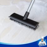 MR.SIGA Cepillo de limpieza de suelos con mango largo, 2 en 1 y escobilla de goma para limpiar baños, terrazas, garajes, paredes, azulejos con cerdas rígidas