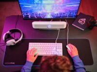 Barra de sonido GXTrust Rhox con iluminación RGB, blanca | Altavoces PC Gaming Stereo 2.0, 12 W, alimentación USB, conector de 3,5 mm, altavoz pequeño para PC, portátil y TV