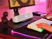 Barra de sonido GXTrust Rhox con iluminación RGB, blanca | Altavoces PC Gaming Stereo 2.0, 12 W, alimentación USB, conector de 3,5 mm, altavoz pequeño para PC, portátil y TV