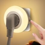 Aigostar Luz Nocturna con Enchufe y Toma de Corriente, Luz Nocturna de 3 Colores con Sensor de Luz y Control Táctil, Luz Nocturna Infantil para Dormitorio, Pasillo, Cocina